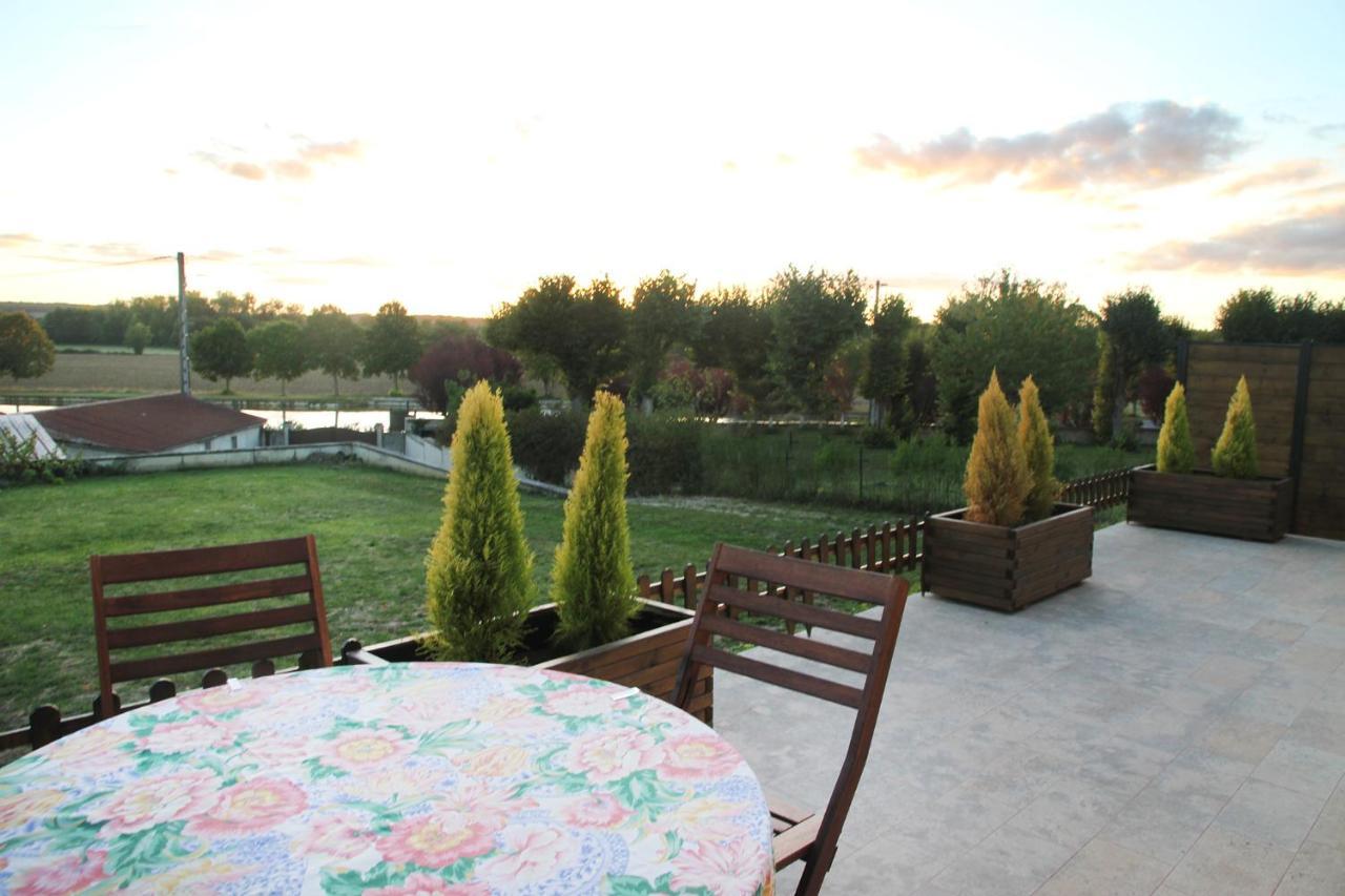 La Maison Et Son Jardin Sur Le Canal De Bourgogne Ravieres المظهر الخارجي الصورة