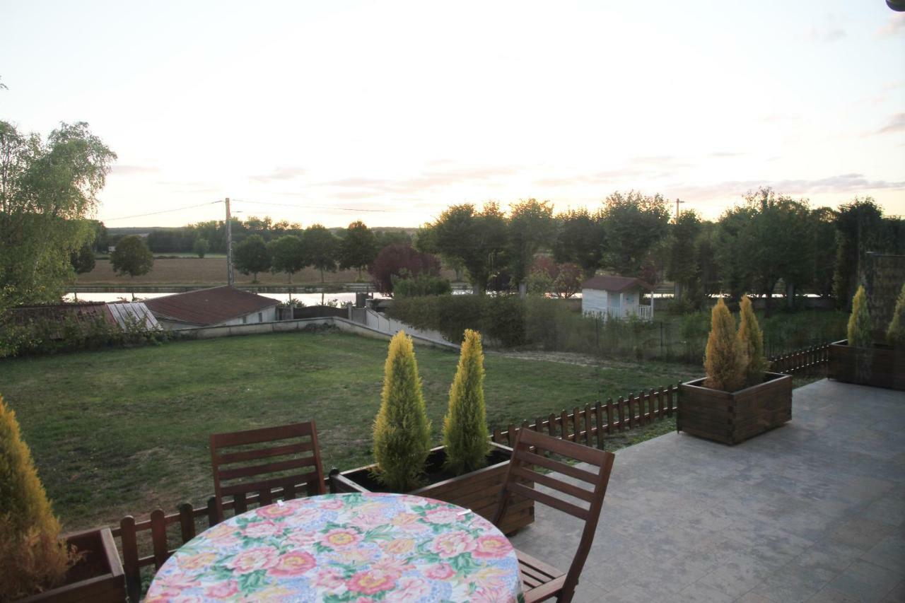 La Maison Et Son Jardin Sur Le Canal De Bourgogne Ravieres المظهر الخارجي الصورة